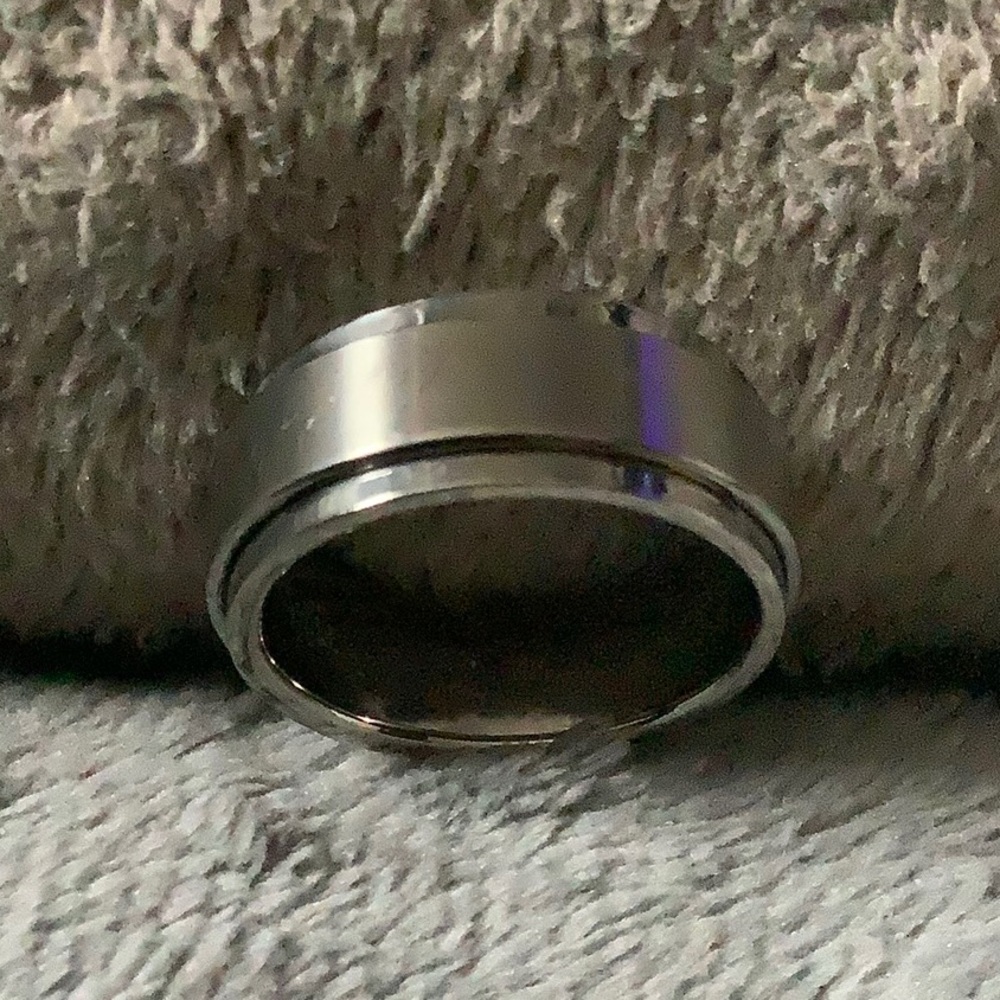 Spinner Ridged Edge Comfort Fit Wedding Band in Titanium NWT